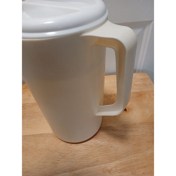 Vintage 1971 Rubbermaid‎ J2445 Almond Cream Drink Pitcher 2¼ Qt  White Lid EUC - Picture 3 of 6